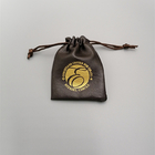 Μαλακές καφετιές τσάντες δώρων Drawstring υφάσματος δέρματος PU 9x12cm με το χρυσό λογότυπο