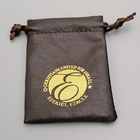 Μαλακές καφετιές τσάντες δώρων Drawstring υφάσματος δέρματος PU 9x12cm με το χρυσό λογότυπο
